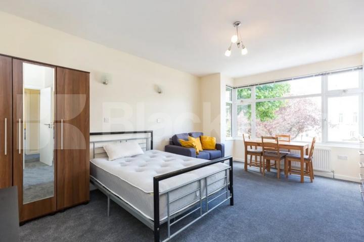 Close by to a tone of amenities and zone 2 underground station  Caledonian Road, Kings Cross